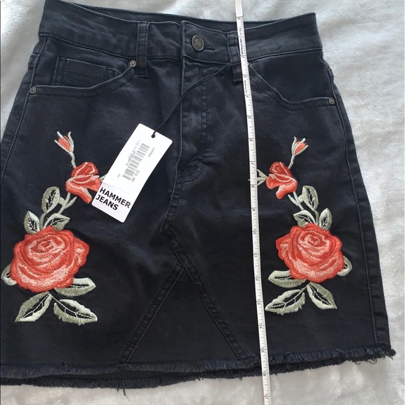 🌹HammerJeans black denim skirt embroidered roses - Picture 3 of 7